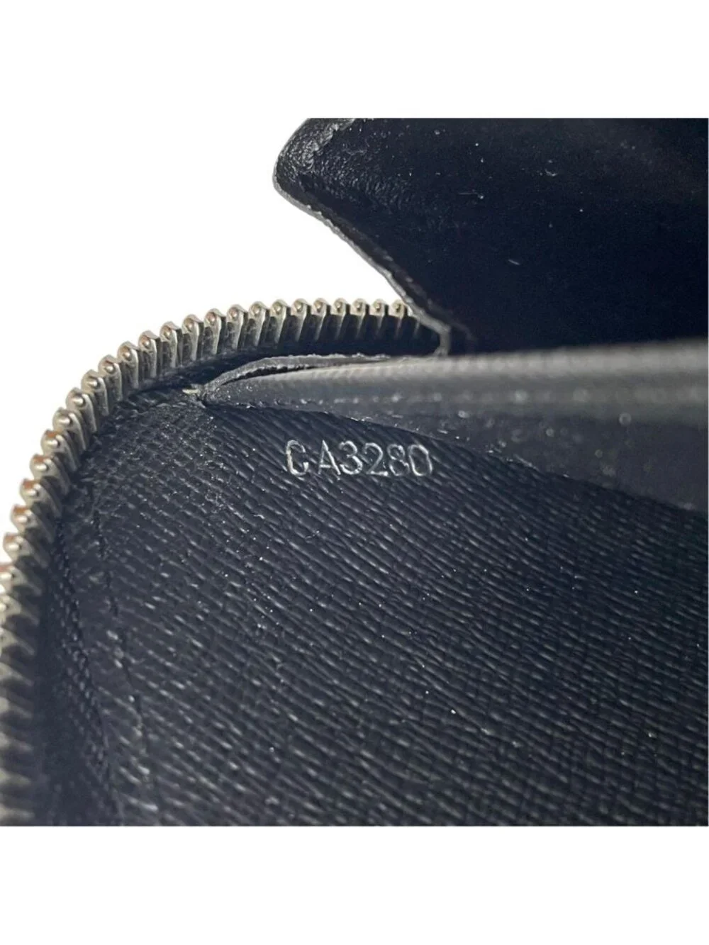 Louis Vuitton Taiga Leather Dragonne Zippy Wallet